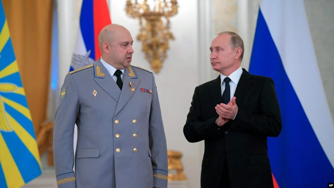 Ruski predsjednik Vladimir Putin, desno, plješće general pukovniku Sergeju Surovikinu tokom ceremonije dodjele nagrada vojnicima koji su se borili u Siriji, u Kremlju, u Moskvi, 28. decembra 2017.