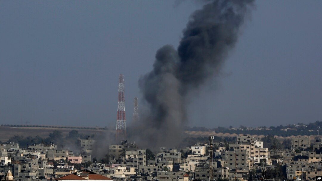 Pesawat tempur Israel menyerang Gaza setelah roket ditembakkan ke wilayah Israel (19/8). 