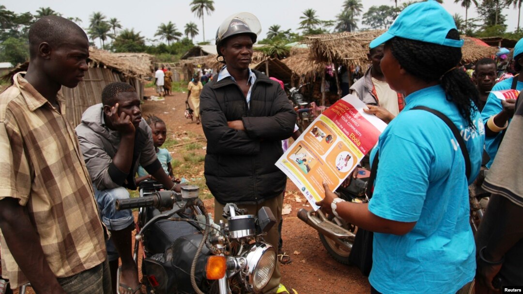 Petugas UNICEF memberi pengarahan mengenai ebola kepada warga di Voinjama, Liberia (foto: dok).