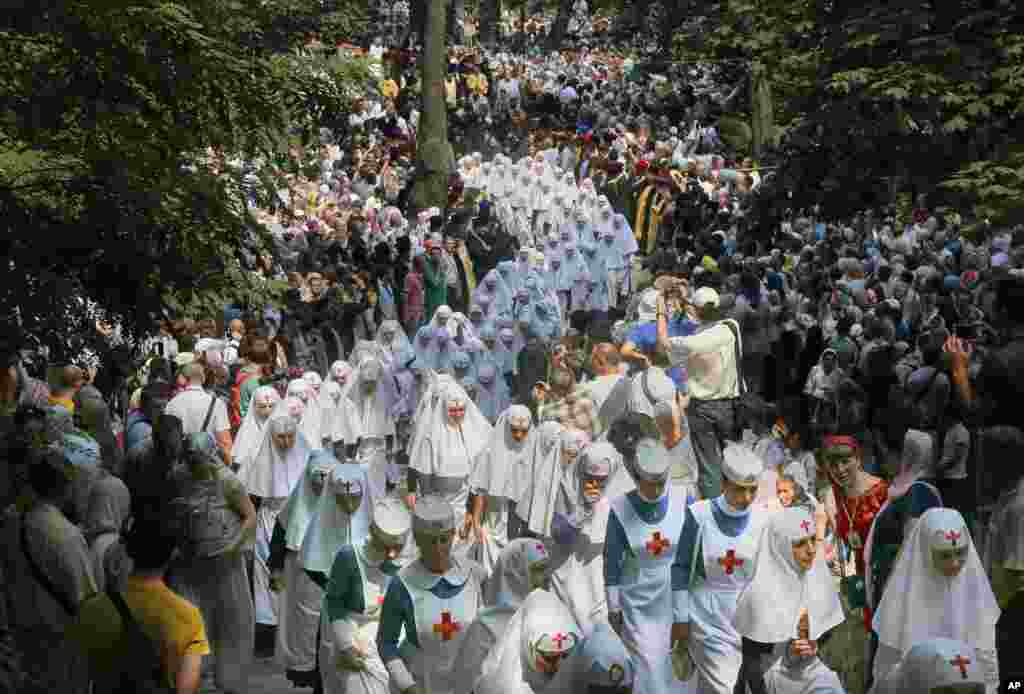 អ្នក​ជំនឿ​ Orthodox​ និង​បុព្វជិត​សាសនា​គ្រិស្តបាន​ដង្ហែរក្បួន​ដើម្បី​ទៅ​អធិដ្ឋាន​នៅ​ក្នុង​ក្រុង​​ Kyiv ប្រទេស​អ៊ុយ​ក្រែន​ដើម្បី​តាម​ដានថ្ងៃ​បុណ្យ​ដើម្បី​កត់​ត្រា​​ការ​អនុម័ត​គ្រិស្ត​សាសនា​ដោយ​ប្រទេស​រុស្សី​និង​ប្រទេស​អ៊ុយក្រែននៅ​សតវត្សរ៍​ទី​១០។