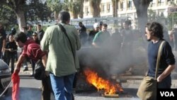 Para mahasiswa Italia bentrok dengan polisi dalam protes yang disertai kerusuhan di Palermo, Sisilia, Rabu.