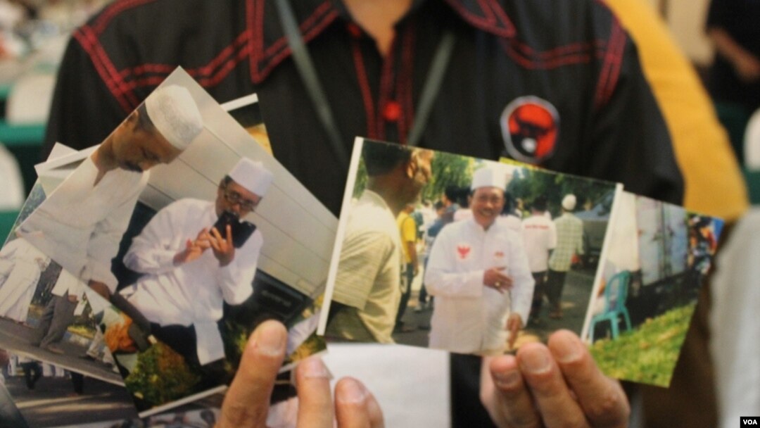 Bukti foto yang menunjukkan keterlibatan pejabat pemerintah kabupaten bangkalan pada Kampanye pasangan PrabowoHatta. (VOA/Petrus Riski)