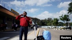 Un turista habla por teléfono en el Aeropuerto Internacional José Martí a su llegada de Nassau un día después de que Cuba reabriera sus fronteras al turismo internacional, La Habana, Cuba, 16 de noviembre de 2021.