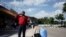 Un turista habla por teléfono en el Aeropuerto Internacional José Martí a su llegada de Nassau un día después de que Cuba reabriera sus fronteras al turismo internacional, La Habana, Cuba, 16 de noviembre de 2021.