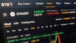 Grafik harga mata uang kripto Ethereum di situs web Bybit terlihat di layar komputer di New York, 21 Februari 2025. (Foto: Patrick Sison/AP Photo)