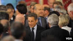 Presiden Perancis Nicolas Sarkozy (tengah) menjadi tuan rumah bagi konferensi Libya di istana Elysee, Paris (1/9).