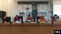 Diskusi tentang Potret kepala daerah perempuan terpilih dalam Pilkada Serentak 2018 di kantor KPU di Jakarta, Rabu (1/8). (Foto: VOA/Fathiyah)