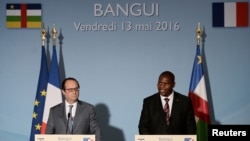 Les présidents François Hollande et Faustin Touadera lors d'une conférence de presse à Bangui le 13 mai 2016.