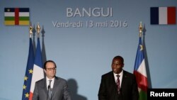 Les présidents François Hollande et Faustin Touadera lors d'une conférence de presse à Bangui, Centrafrique, le 13 mai 2016.