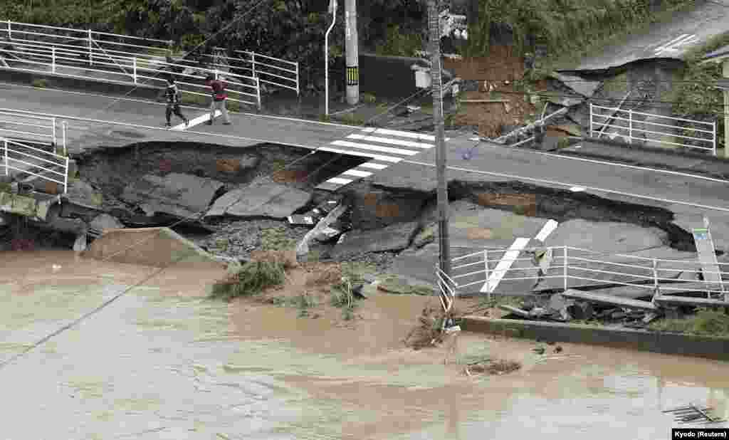 共同社拍摄的照片显示，2018年7月8日，在日本冈山县仓敷市暴雨过后，道路崩塌。