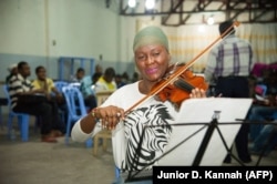 Dophine, membre de l'orchestre symphonique Kimbanguiste du Congo, lors d'une répétition, le 3 septembre 2014.