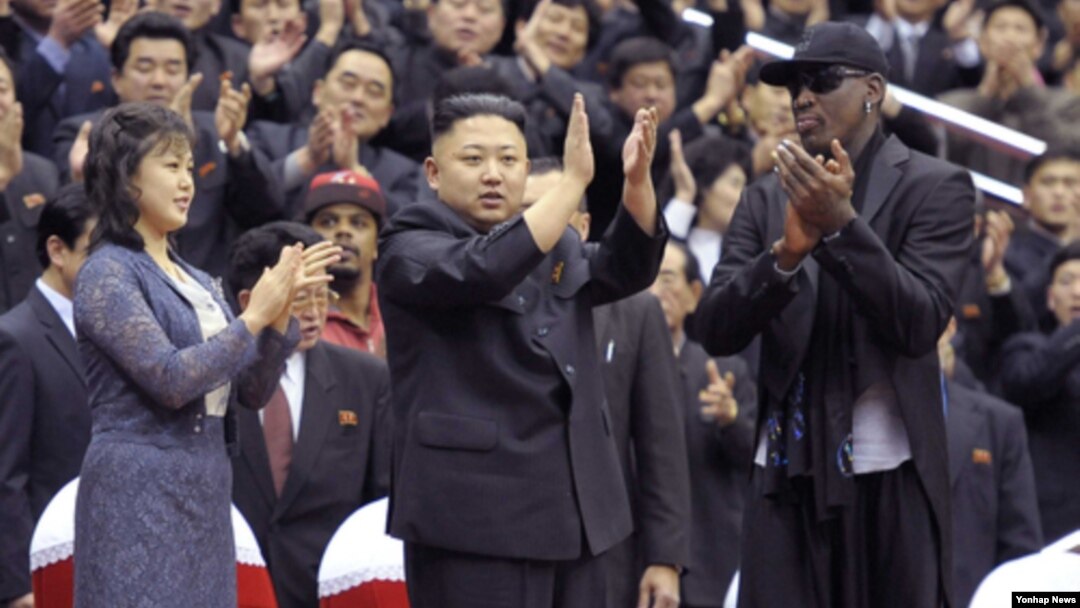 Presiden Korea Utara Kim Jong Un bersama isterinya (kiri) menerima kunjungan mantan bintang NBA, Dennis Rodman (kanan) di Pyongyang.