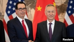 El viceprimer ministro de China, Liu He, y el secretario del Tesoro de los Estados Unidos, Steven Mnuchin, posan para una fotografía en Beijing, el 29 de marzo de 2019.