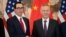 El viceprimer ministro de China, Liu He, y el secretario del Tesoro de los Estados Unidos, Steven Mnuchin, posan para una fotografía en Beijing, el 29 de marzo de 2019.