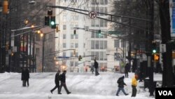 Muchos de los vecinos de Atlanta eligieron caminar en vez de conducir en las calles heladas de la ciudad, como se puede ver en la esquina de Peachtree Street.