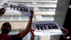 Manifestantes protestan por el cierre de la agencia de prensa argentina Télam e Buenos Aires el 4 de marzo de 2024.