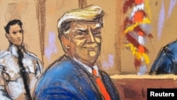 El expresidente de EEUU Donald Trump gesticula durante la primera jornada de su juicio por falsedad documental en Nueva York, el 15 de abril de 2024.