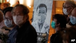 人们在香港为中国医生李文亮举行烛光悼念仪式(2020年2月7日)