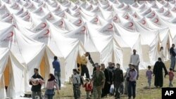 ئاواره‌ی نوێی سوری ده‌گه‌نه‌ ئۆردوگایه‌کی په‌نابه‌ران له‌ تورکیا، سێشه‌ممه‌ 14 ی شه‌شی 2011