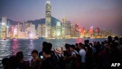 2018年10月3日游客们在观看香港维多利亚湾的夜景。