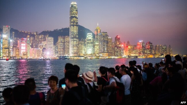 2018年10月3日游客们在观看香港维多利亚湾的夜景。