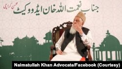 نعمت اللہ خان کا تعلق مذہبی جماعت، جماعت اسلامی سے تھا۔ سابق صدر پرویز مشرف کے دورِ حکومت میں وہ 2001 میں کراچی کے ناظم منتخب ہوئے تھے۔ (فائل فوٹو)