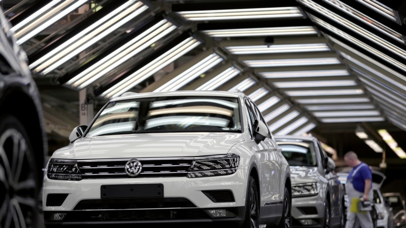 German minister: VW must solve most of its problems alone 