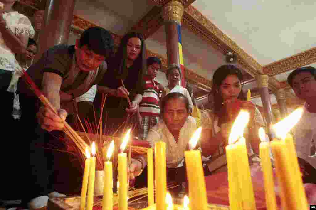 &nbsp;بوداییان کامبوج&nbsp; با روشن کردن شمع و عود سال نو خمرها را جشن می گیرند.