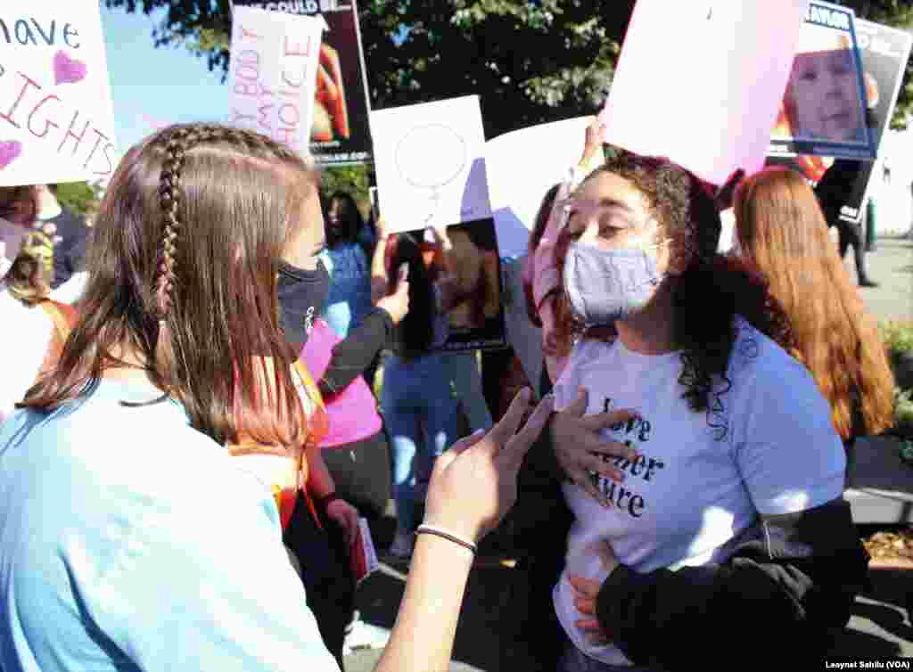 Grupos pró-vida (contra o aborto) e grupos pró-escolha (a favor do aborto) encontram-se durante a Marcha das Mulheres em Washington DC. 17 out 2020
