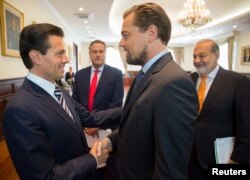 Presiden Meksiko Enrique Pena Nieto (L) berjabat tangan dengan aktor Leonardo DiCaprio sebagai konglomerat Carlos Slim (R) dalam sebuah pertemuan untuk menandatangani nota kesepahaman (MoU) yang bertujuan melindungi ekosistem laut di Teluk California, di kediaman Presiden di Los Pinos, Mexico City, 7 Juni 2017. (Foto:Reuters/Mexican Presidency)