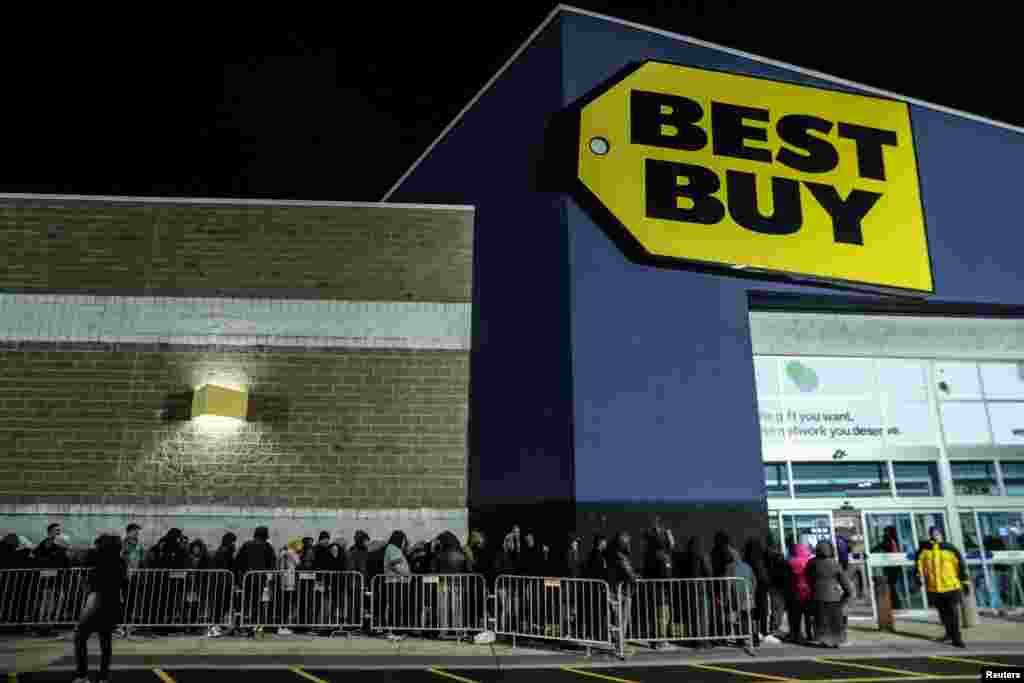 블랙 프라이데이를 맞아 미국 뉴욕 웨스트베리의 대형 전자제품 매장 &#39;베스트바이(Best Buy)&#39; 앞에서 쇼핑객들이 줄을 서 있다.