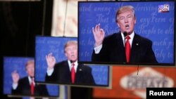 Kandidat Presiden AS, Donald Trump, tampak di monitor TV berada di ruang arsip media di kampurs Universitas Nevada. Las Vegas, Nevada (19/10). (foto: REUTERS/Jim Urquhart)