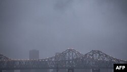 Mây đen phủ bầu trời News Orleans khi bão Lee tiến đến gần thành phố