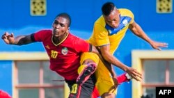 Abdul Rwatubyaye wambaye umuhondo n'ubururu