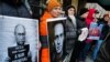 人们在俄罗斯驻纽约领事馆前举行集会，悼念俄罗斯反对派领袖阿列克谢·纳瓦尔尼。俄罗斯联邦监狱管理局称，纳瓦尔尼于2月16日在北极监狱服刑期间死亡。（2024年2月16日）