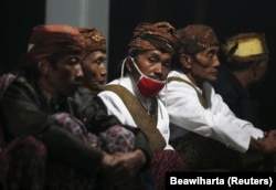 Para dukun Tengger duduk saat Festival Kasada di Gunung Bromo di Probolinggo, Jawa Timur, 1 Agustus 2015. (Foto: REUTERS/Beawiharta)