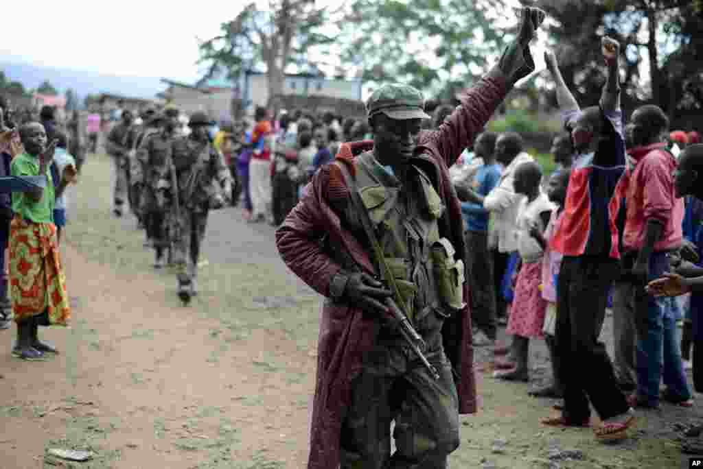 استقبال ساکنان شهر بونانگا در مرز اوگاندا از سربازان ارتش کنگو پس از آزادسازی شهر از تصرف شورشیان - ۳۰ اکتبر ۲۰۱۳