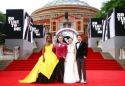 Dari kiri: Lashana Lynch, Daniel Craig, Lea Seydoux dan Cary Joji Fukunaga berpose saat tiba di pemutaran perdana film James Bond "No Time To Die" di London, Selasa, 28 September 2021. (Joel C Ryan / Invision / AP)