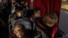 Los niños viajan en un autobús durante su evacuación en el oeste de Ucrania, desde la ciudad sureña de Jersón, el 30 de octubre de 2023, en medio de la invasión rusa de Ucrania.