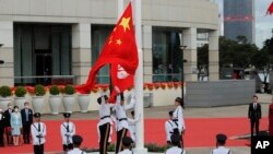 资料照：香港金紫荊广场举行升旗仪式纪念香港主权移交中国23周年。（2020年7月1日）
