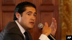 El ministro de Economía de Ecuador, Richard Martínez, habla en el palacio de gobierno en Quito, la capital, el martes 10 de marzo de 2020.