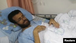 Palestinian journalist Mohammed al-Qeq, who has been on hunger strike for more than 70 days to protest at his administrative detention in an Israeli jail, is seen at Haemek hospital in the northern Israeli city of Afula, Feb. 5, 2016. Dozens of Gazans have protested daily at the office of the International Committee of the Red Cross in recent weeks to demand that the Red Cross help bring about his release. 