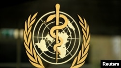 El logo de la Organización Mundial de la Salud (OMS) en la entrada a su sede en Ginebra, Suiza.