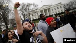 Manifestantes pro-inmigrantes protestan frente a la Casa Blanca.