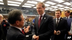 Russian Minister of Industry and Trade Denis Manturov (R) speaks with Japan's Economy, Trade and Industry Minister Hiroshige Seko at the 164th General Assembly of the Bureau International des Expositions (BIE) in Paris, Nov. 23, 2018.