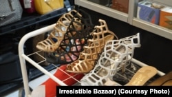Jajaran sepatu-sepatu dari merek terkenal yang dijual di bazar preloved branded items atau barang bekas berkelas di Jakarta, 25 April 2018. (Foto: Irresistible Bazaar)