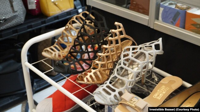 Jajaran sepatu-sepatu dari merek terkenal yang dijual di bazar preloved branded items atau barang bekas berkelas di Jakarta, 25 April 2018. (Foto: Irresistible Bazaar)
