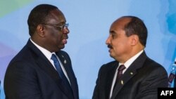 Le président sénégalais Macky Sall, à gauche, salue son homologue mauritanien Mohamed Ould Abdel lors du sommet du forum Inde-Afrique à New Delhi, le 29 octobre 2015.