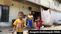 Anak-anak pengungsi etnis Muslim-Rohingya yang tinggal di kamp pengungsian di Medan, Sumatra Utara. (Foto: Anugrah Andriansyah/VOA)