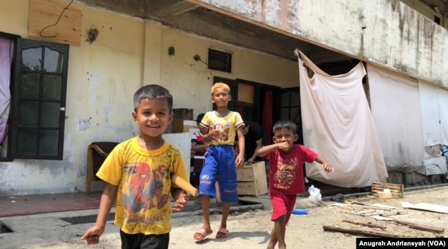 Anak-anak pengungsi etnis Muslim-Rohingya yang tinggal di kamp pengungsian di Medan, Sumatra Utara. (Foto: Anugrah Andriansyah/VOA)